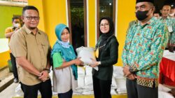 Bupati Nanda Salurkan Bantuan Beras Masyarakat di Teluk Pandan