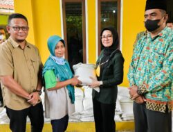 Bupati Nanda Salurkan Bantuan Beras Masyarakat di Teluk Pandan